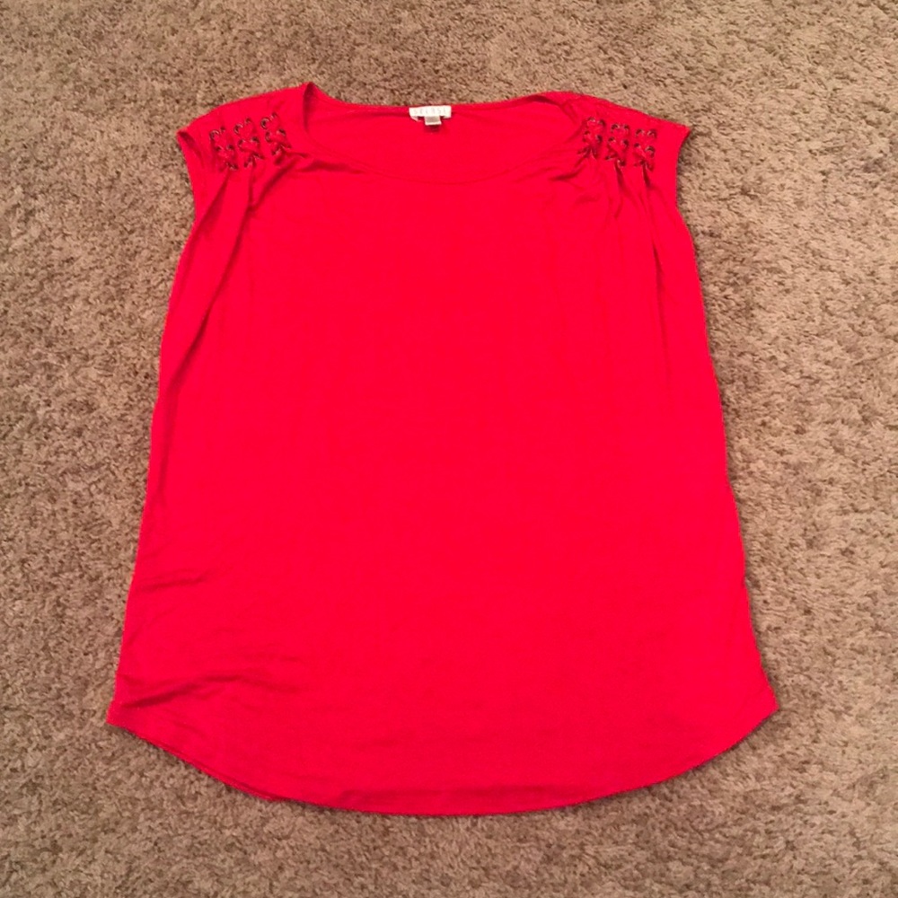 Red sleeveless shirt with shoulder detail